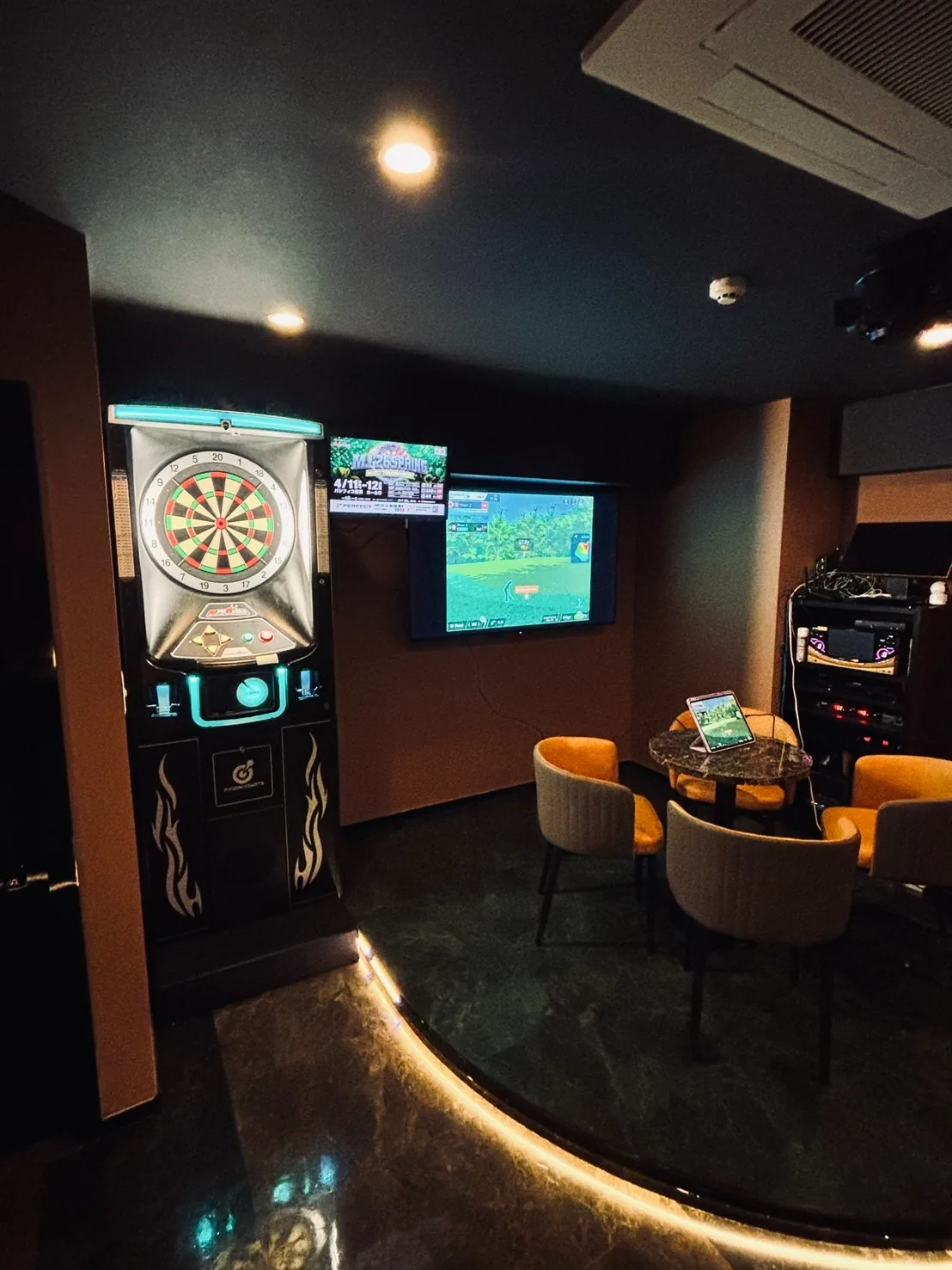 888のダーツとシミュレーションゴルフ設備